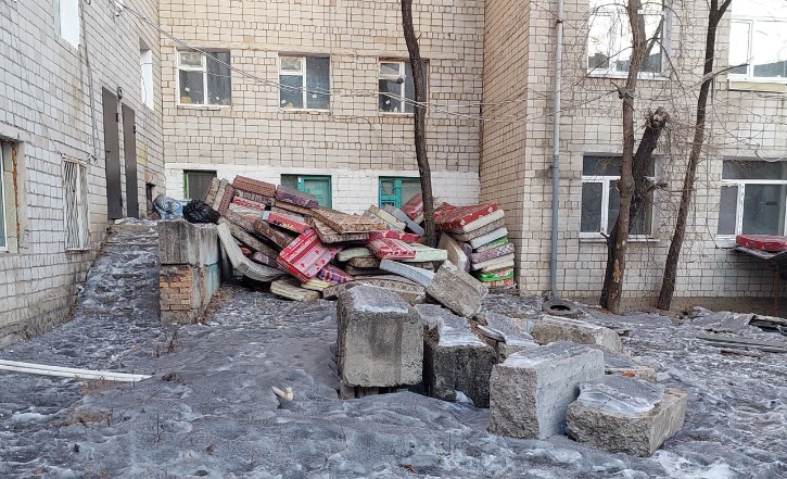 Старые матрасы сбросили в кучу рядом с общежитием города Свободный