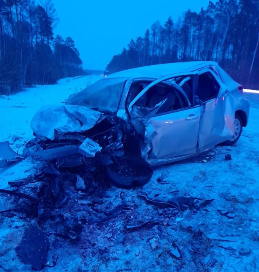 В жестком ДТП на трассе Амурской области погиб пассажир и пострадали водители