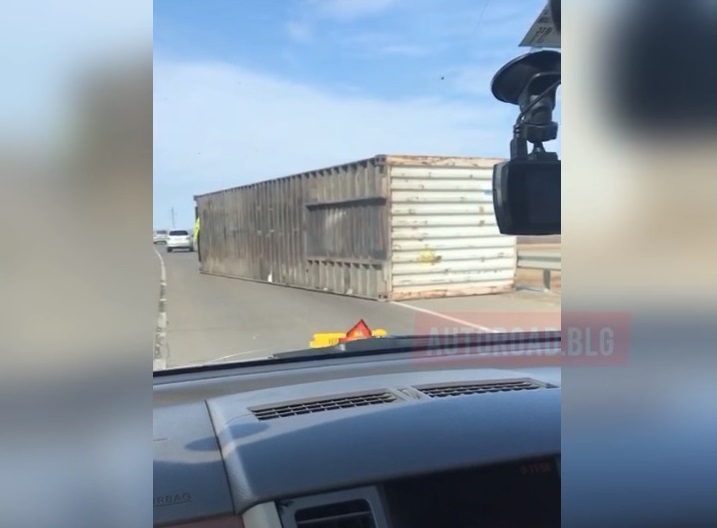На трассе в Амурской области порывом ветра сдуло контейнер с фуры