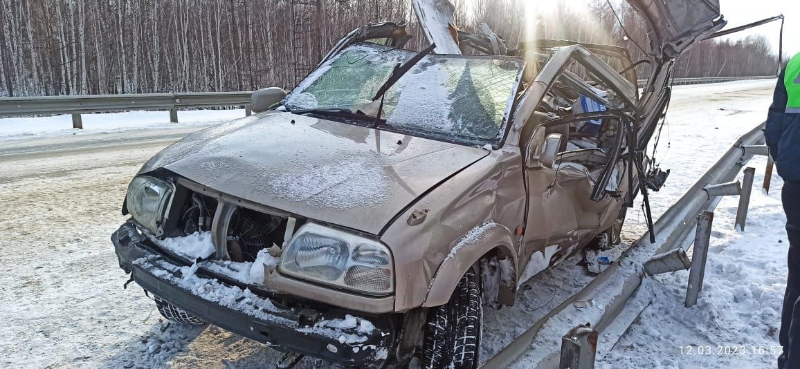 Водителя и пассажира госпитализировали после жесткого ДТП в Амурской области