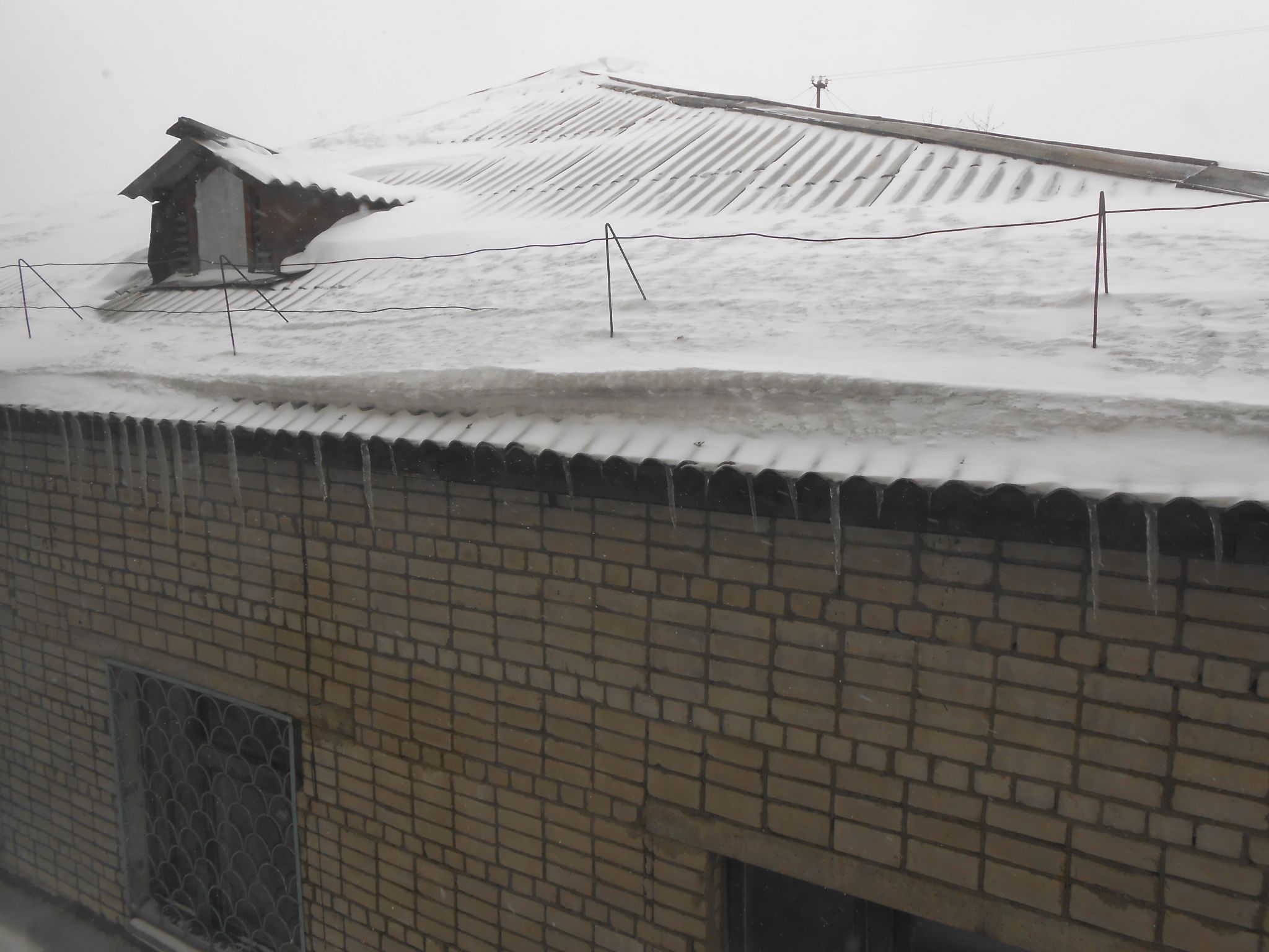 Опасные глыбы льда, снега и сосулек на крышах угрожают автомобилям и жителям Владивостока