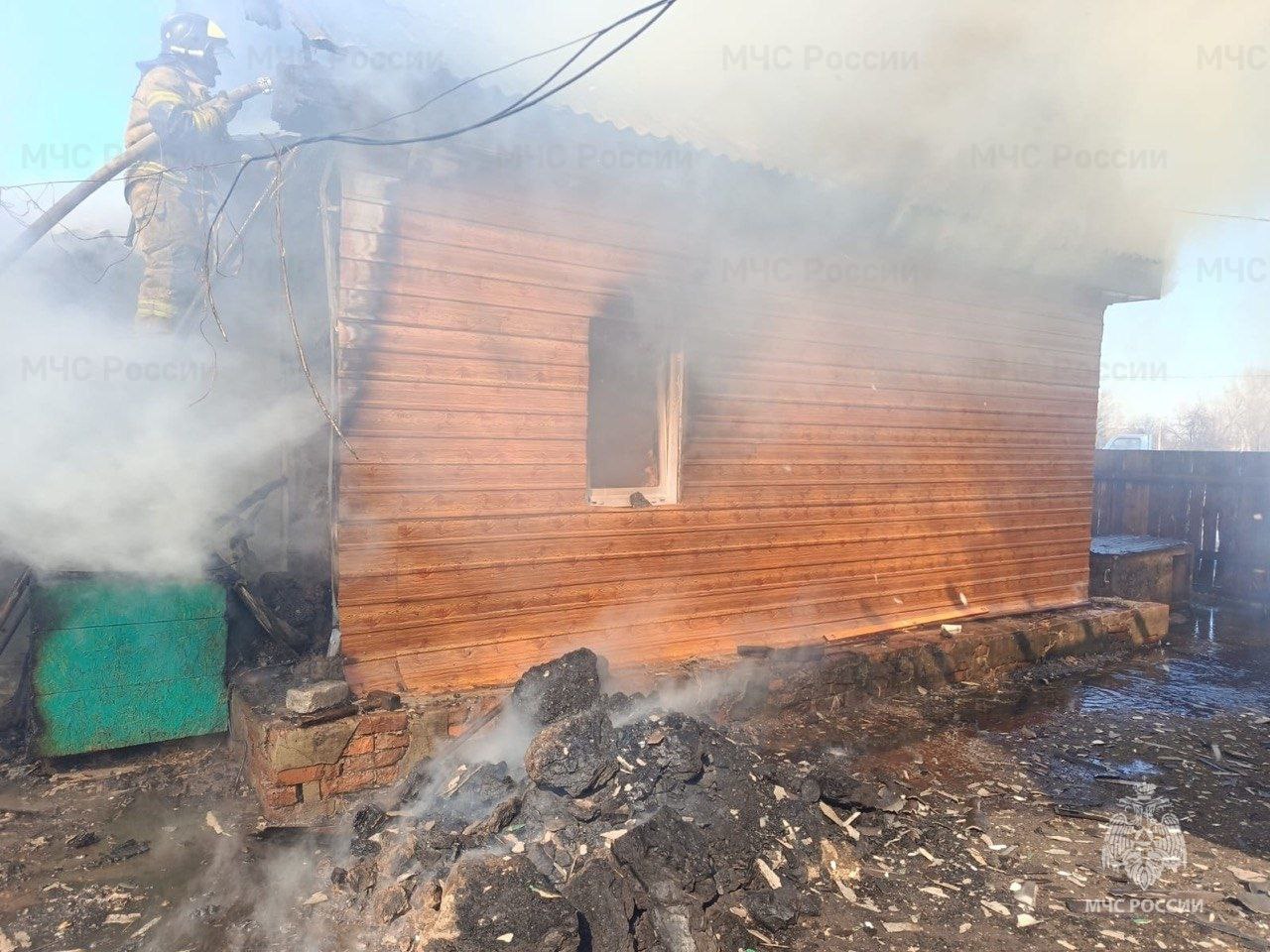 Дом и хозпостройки остались без кровли в результате пожара в Белогорске