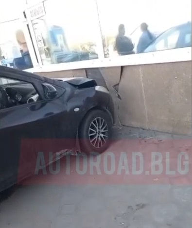 Автомобиль врезался в стену магазина в Благовещенске
