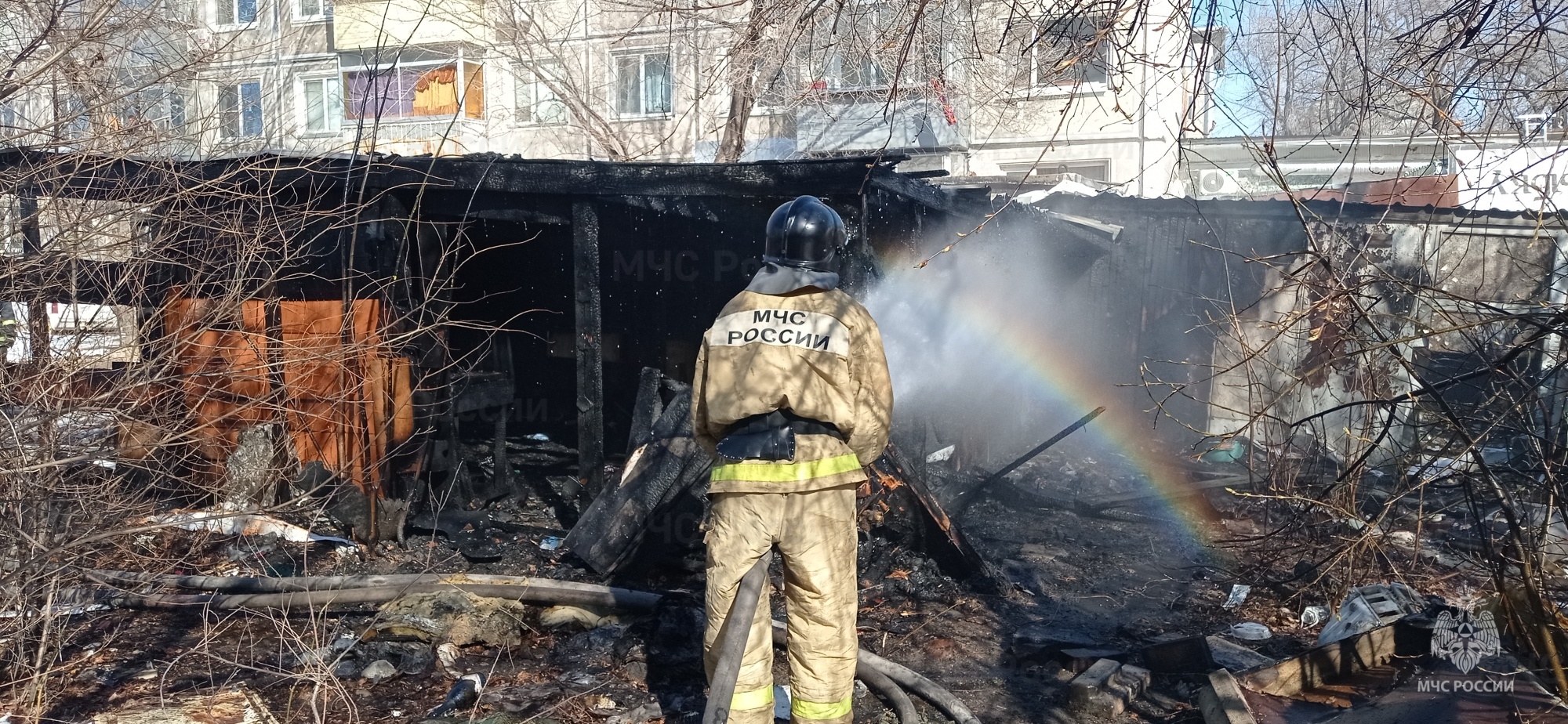 Пожарные не дали огню перекинуться на жилой дом в Белогорске 