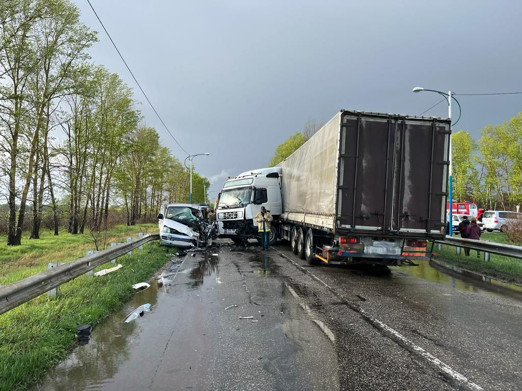 Три человека пострадали в ДТП с микроавтобусом в Белогорском округе