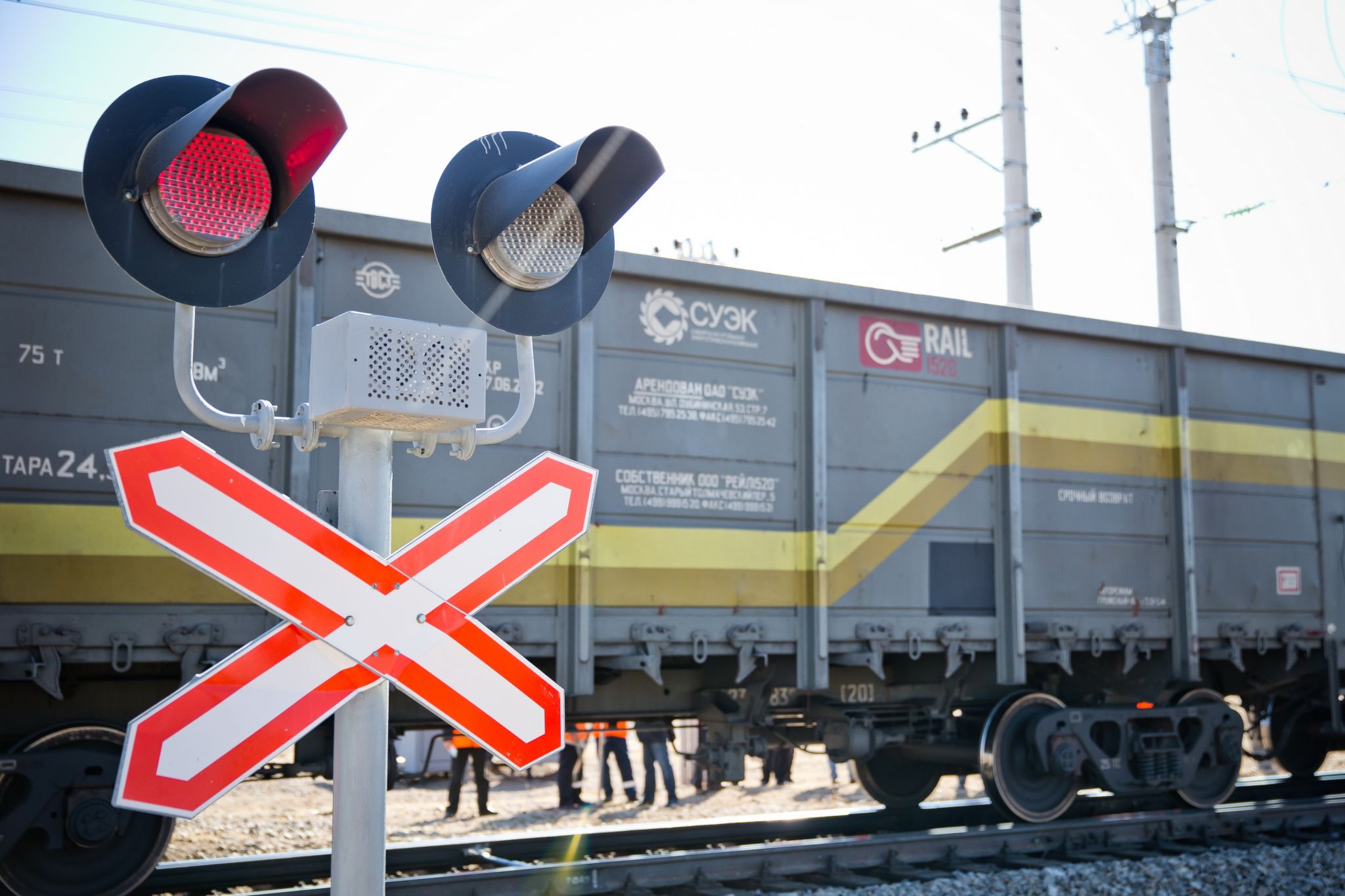 Выезд автомобиля на пути перед приближающимся поездом стал причиной ДТП на станции Тыгда в Амурской области
