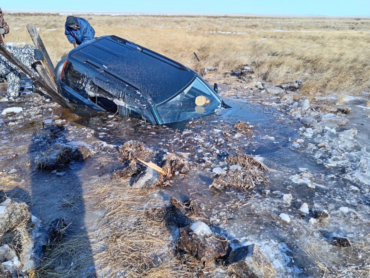 Автомобиль рыбака провалился под лед в Амурской области