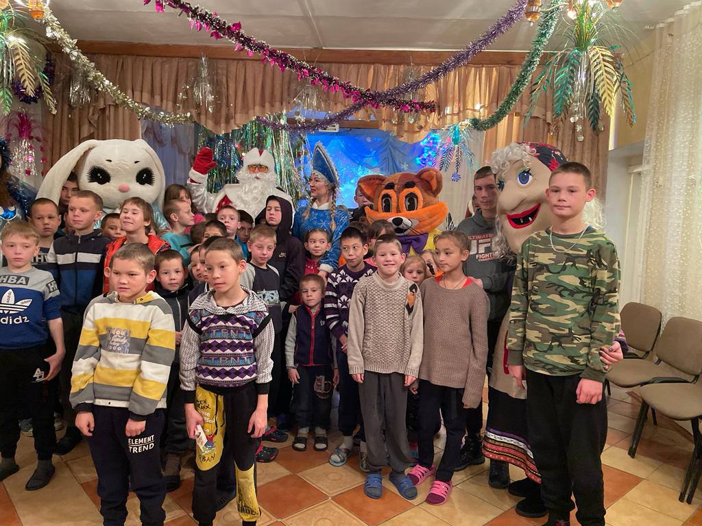 Волонтеры ЗабЖД передали более 900 подарков детям и одиноким пенсионерам в Забайкалье и Приамурье
