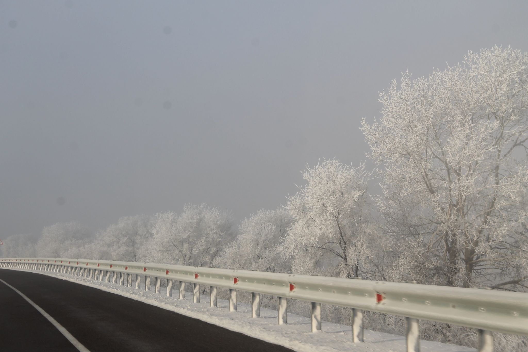 Дороги из-за сильного снега закрывают на юге Сахалина