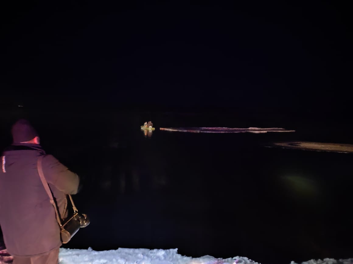Отколовшаяся льдина унесла от берега двух человек в Амурской области