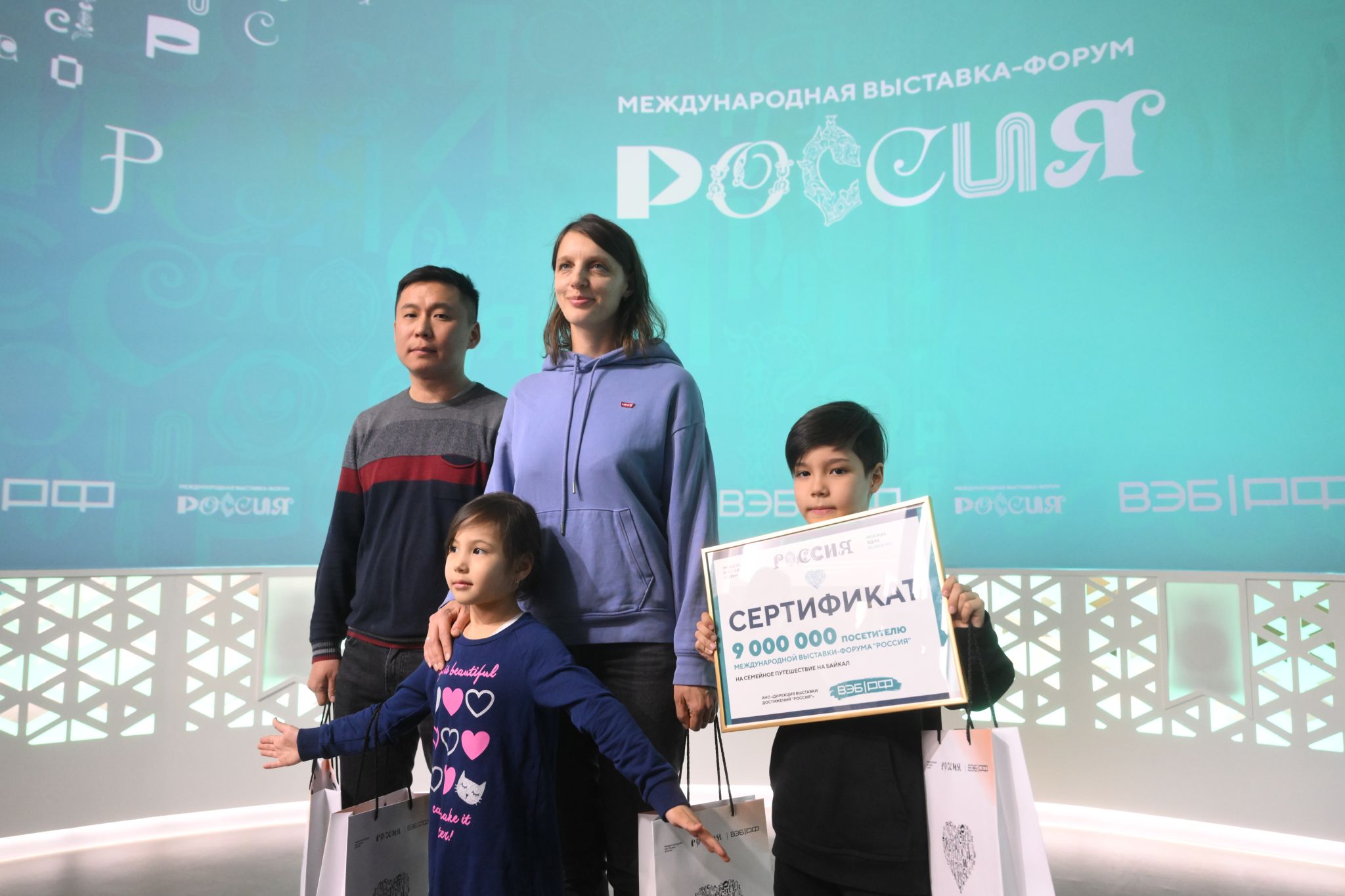 9-летний мальчик пришел на выставку "Россия" и выиграл сертификат на путешествие