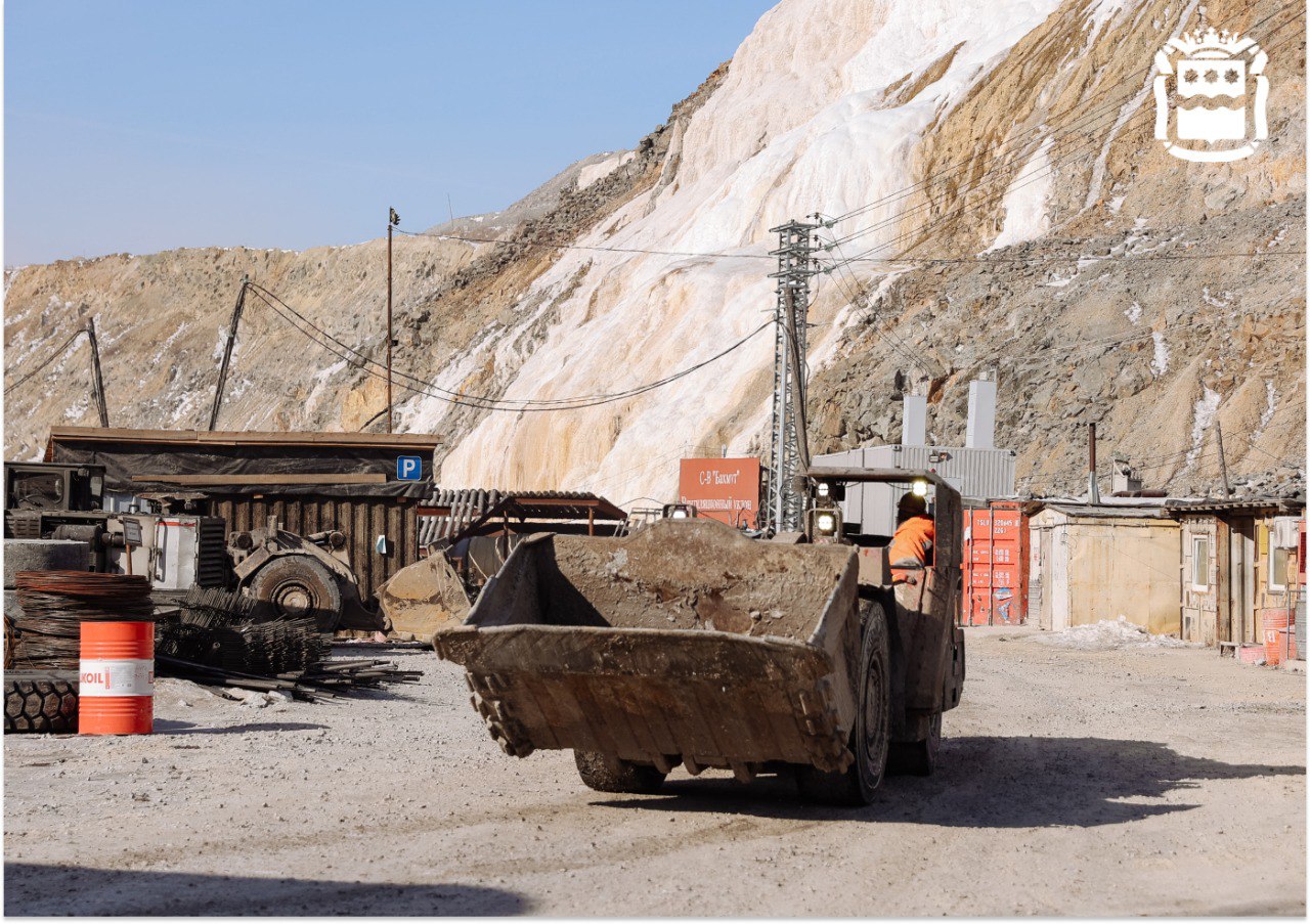 Тысячи кубометров грунта вывезли после обвала на руднике "Пионер"