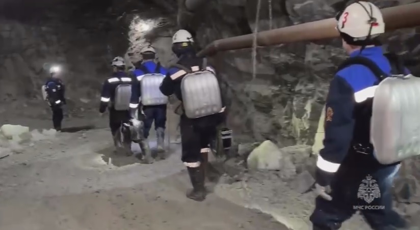 В ближайшие дни специалисты планируют попасть в места возможного нахождения горняков на руднике "Пионер"