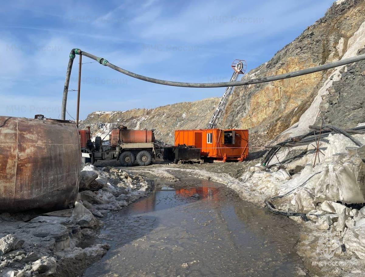 Заблокированные на руднике "Пионер" горнорабочие находились на глубине 147 м