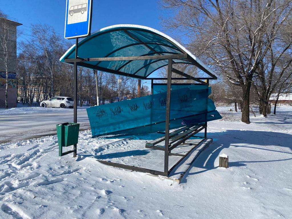 Снежная буря разворотила автобусные остановки и светофор в Белогорске