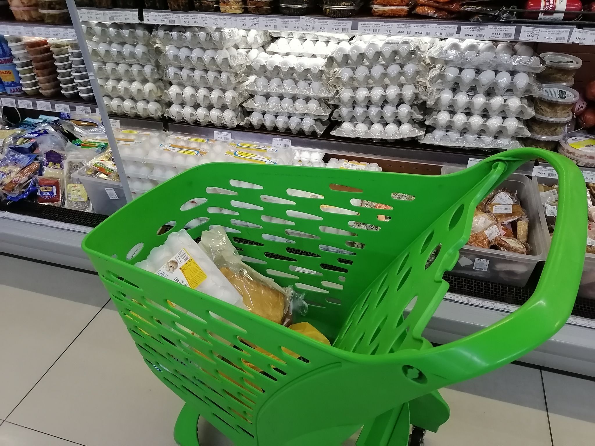 Собачий жир заметили на полке супермаркета в Приморье