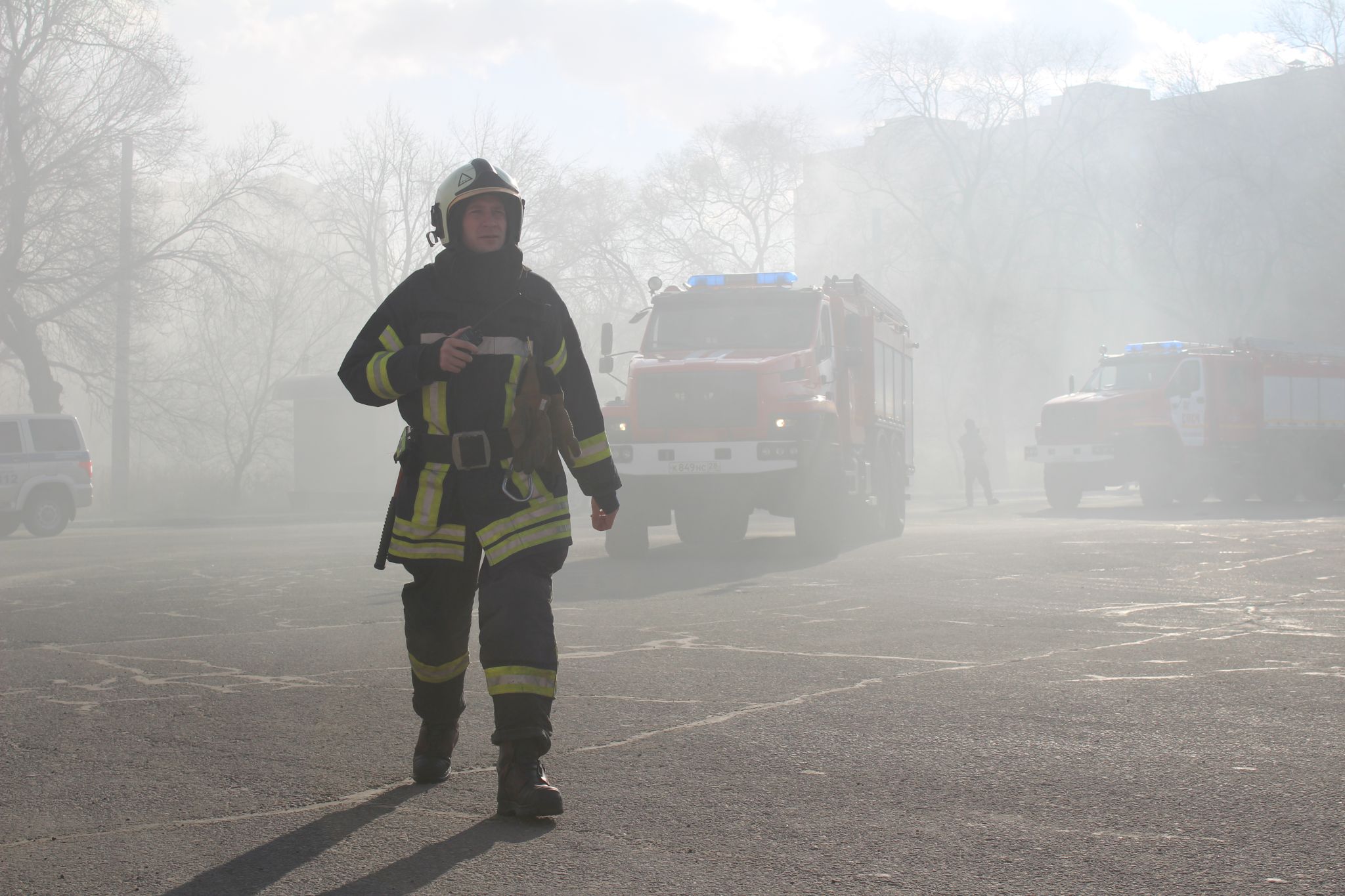 Пожарный спас женщину из горящей квартиры в Амурской области