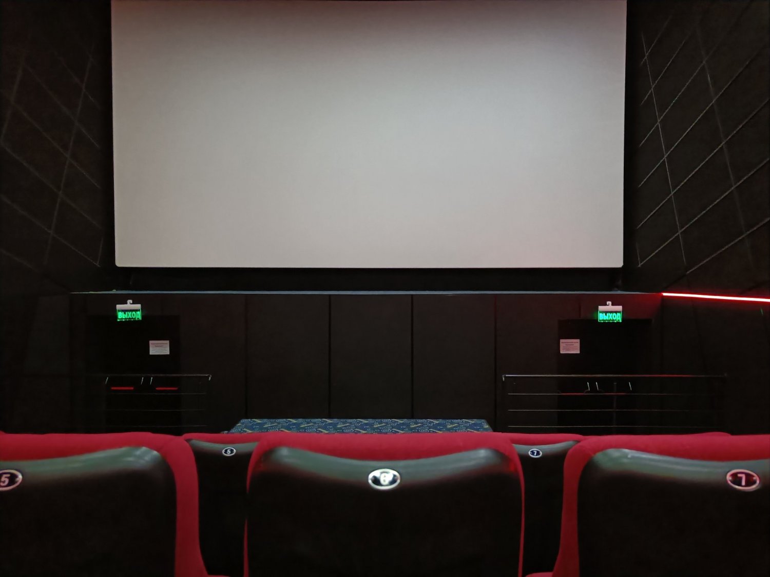 Долговечные кресла для зрителей установят в драмтеатре Тынды