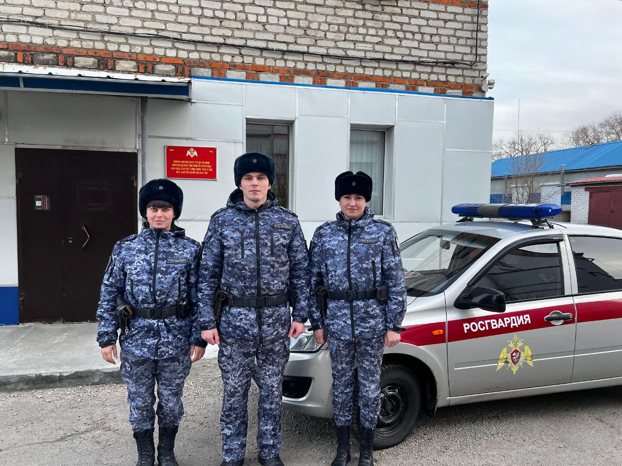 Трех детей вынесли сотрудники Росгвардии из горящего дома в Шимановске
