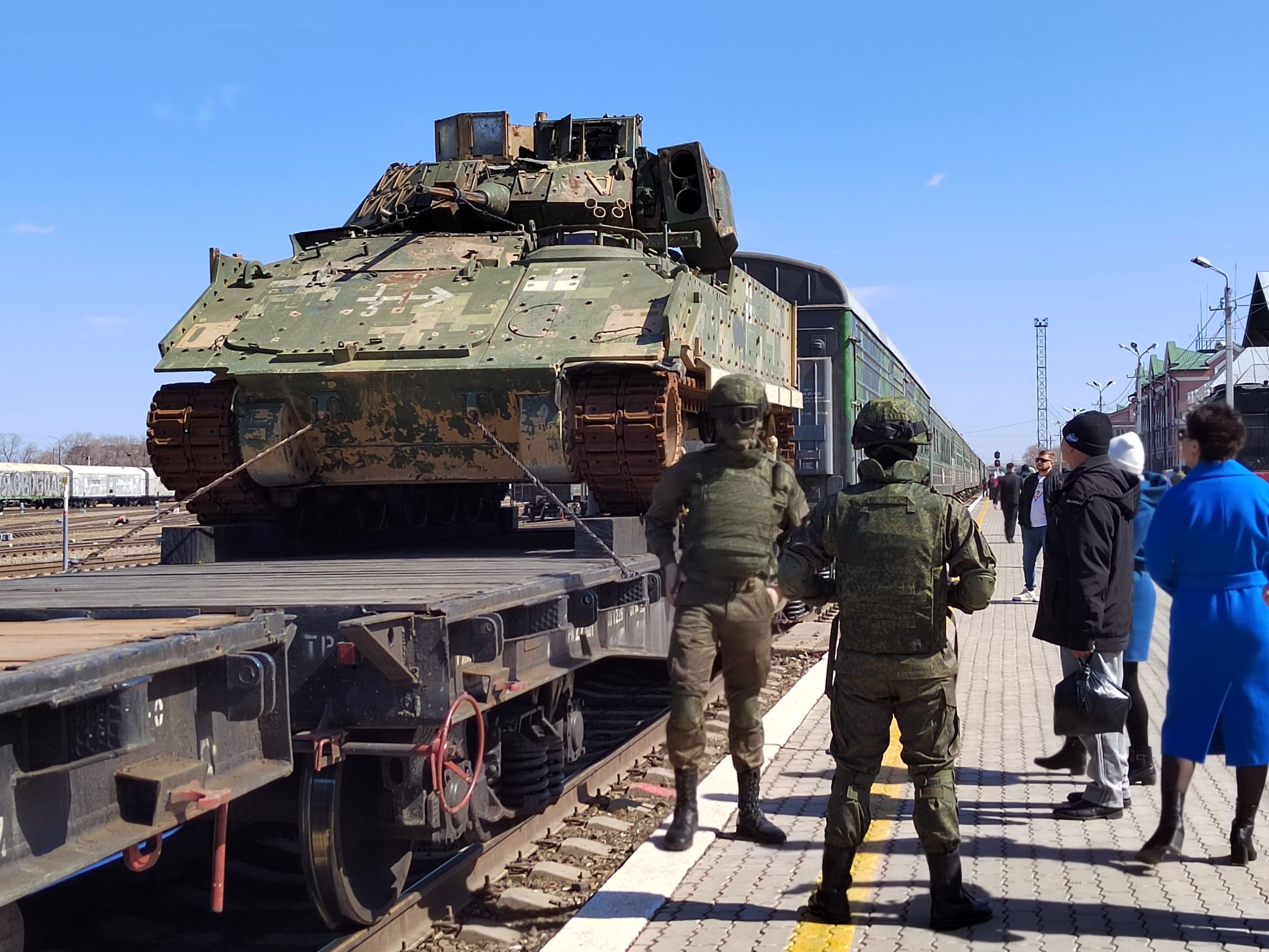 "Тигр-М" с боевым модулем и оружейные трофеи: амурчане встретили поезд Минобороны (фото)