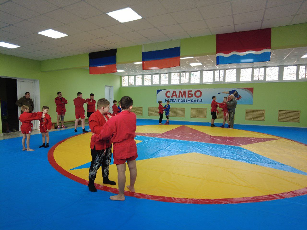 Мастер-классы по боксу и самбо провели амурские тренеры для детей из Амвросиевского округа