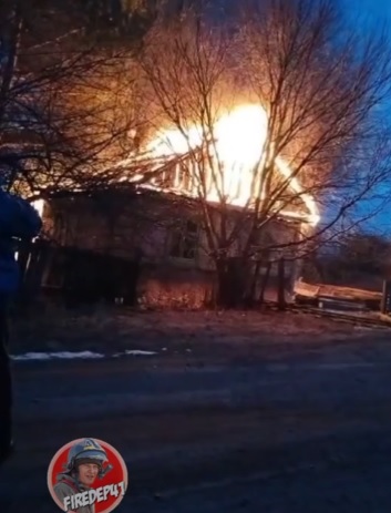 Дом полностью горел открытым пламенем в Благовещенском округе