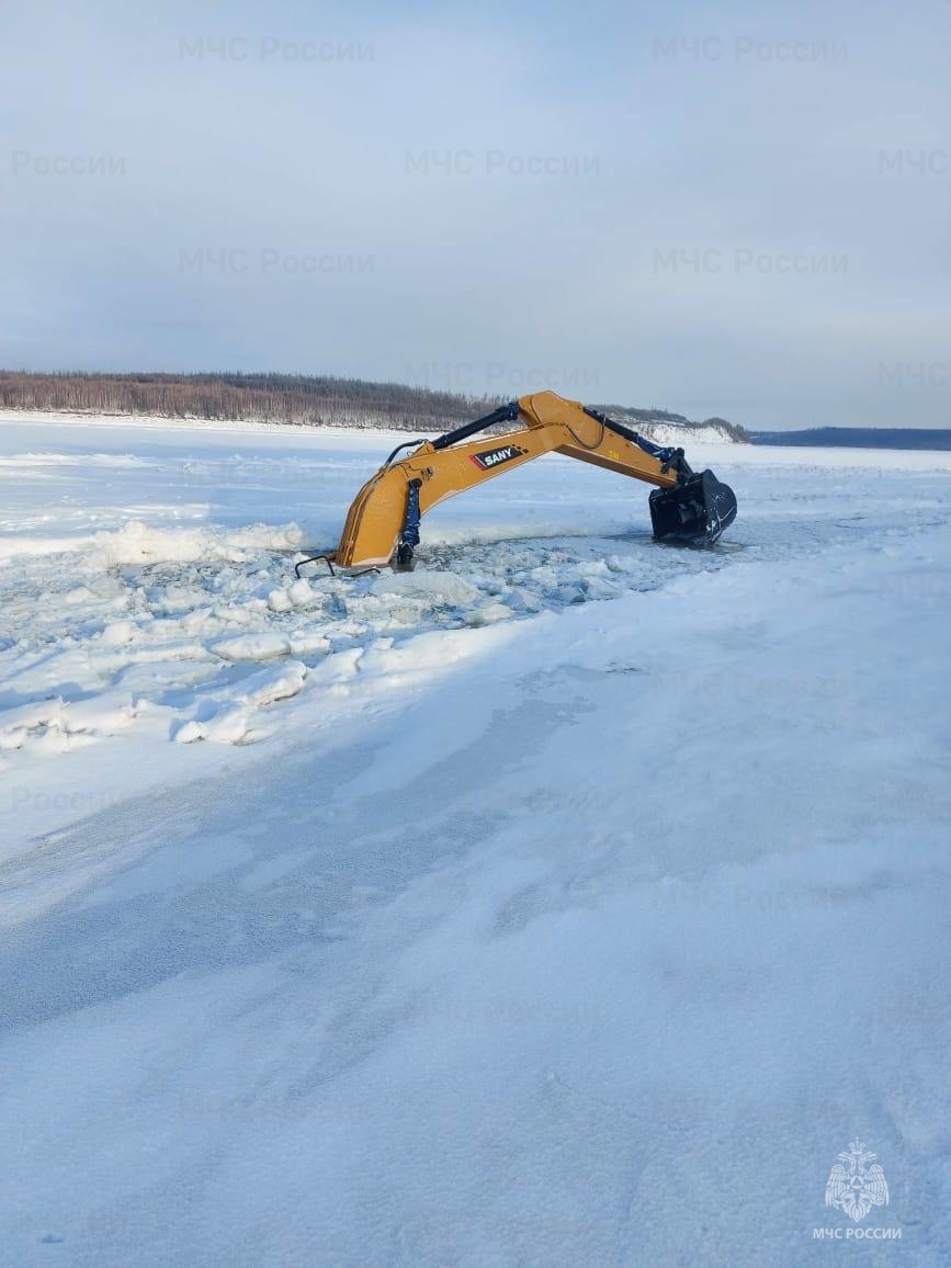Экскаватор провалился под лед в Зейском округе, водитель погиб