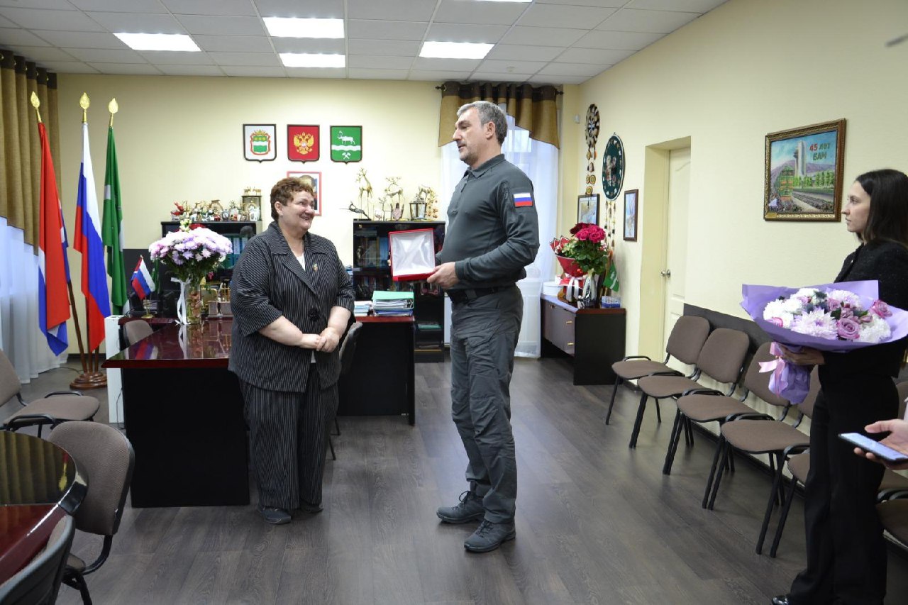 Медаль "За заслуги перед Амурской областью" вручил губернатор главе Тындинского округа
