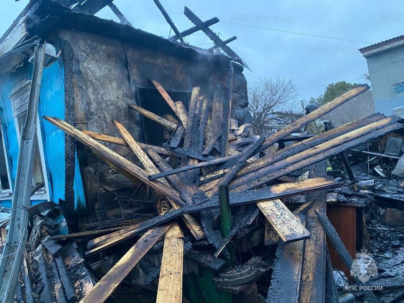 Ночной пожар уничтожил жилой дом в Благовещенске