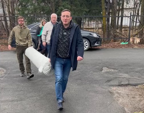 Депутат Госдумы передал амурским волонтерам материал для сухих армейских душей
