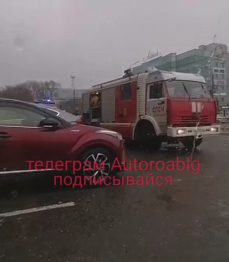 Пожарные возле торгового центра Благовещенска привлекли внимание