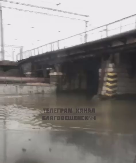 Дорогу под железнодорожным мостом затопило в Шимановске