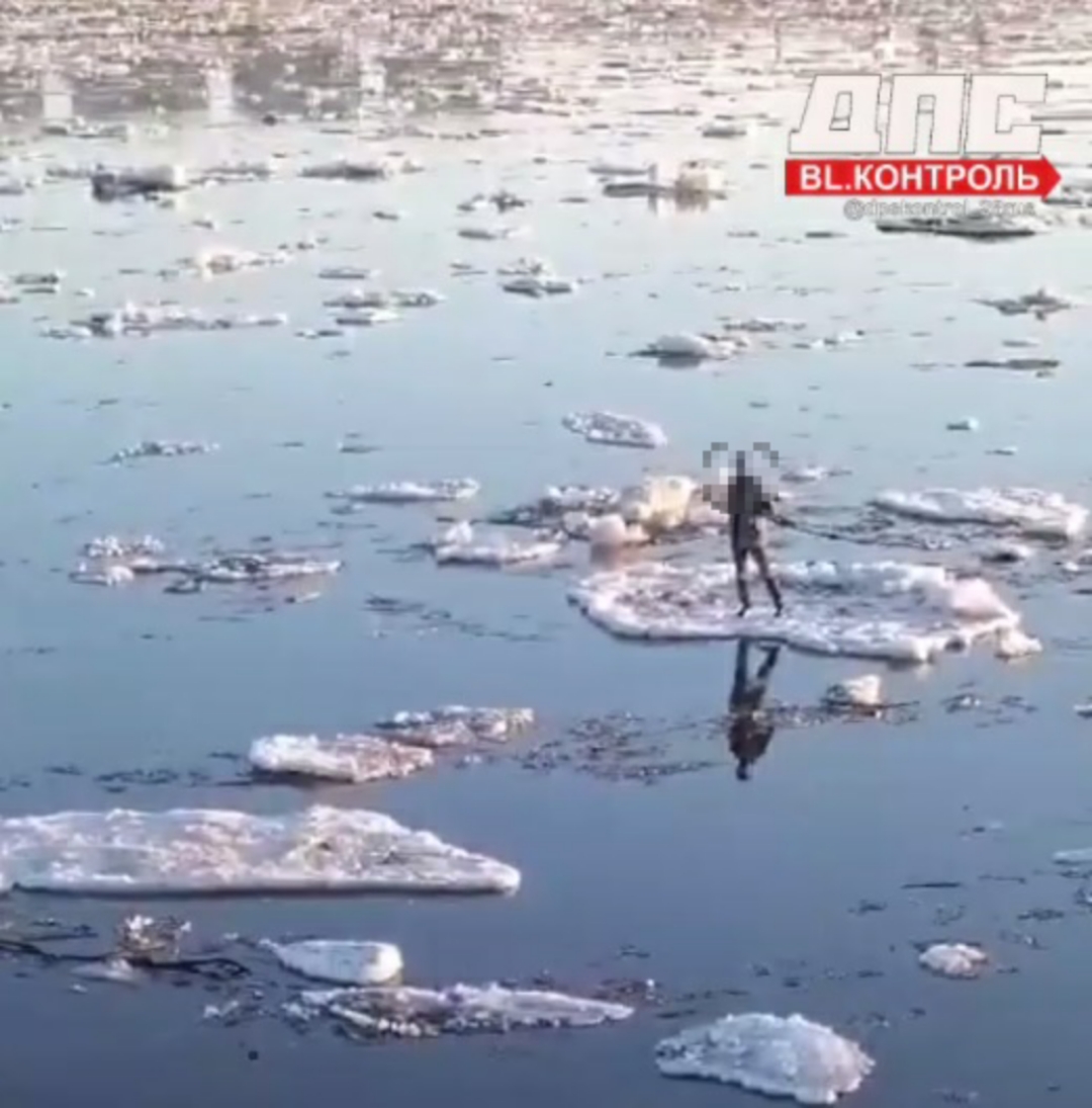 Мужчина плыл на льдине по Амуру в районе Благовещенска