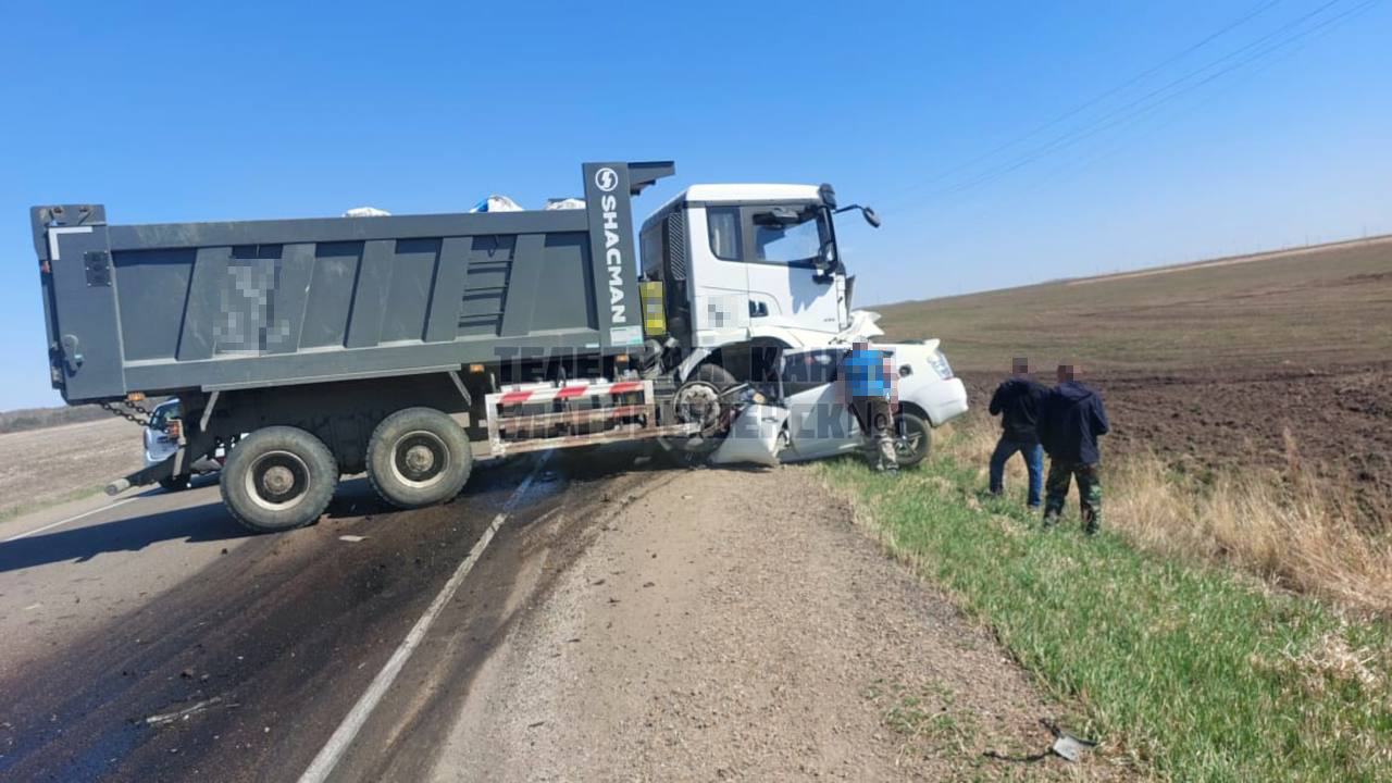 Легковую машину смяло грузовиком в Амурской области