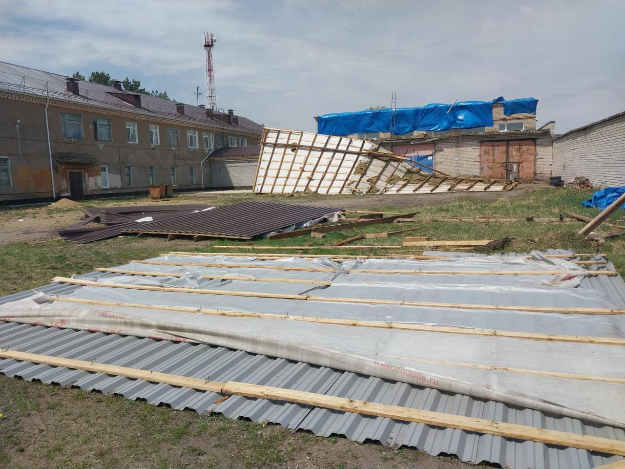 Ветер унес кровлю спортзала в Константиновском районе