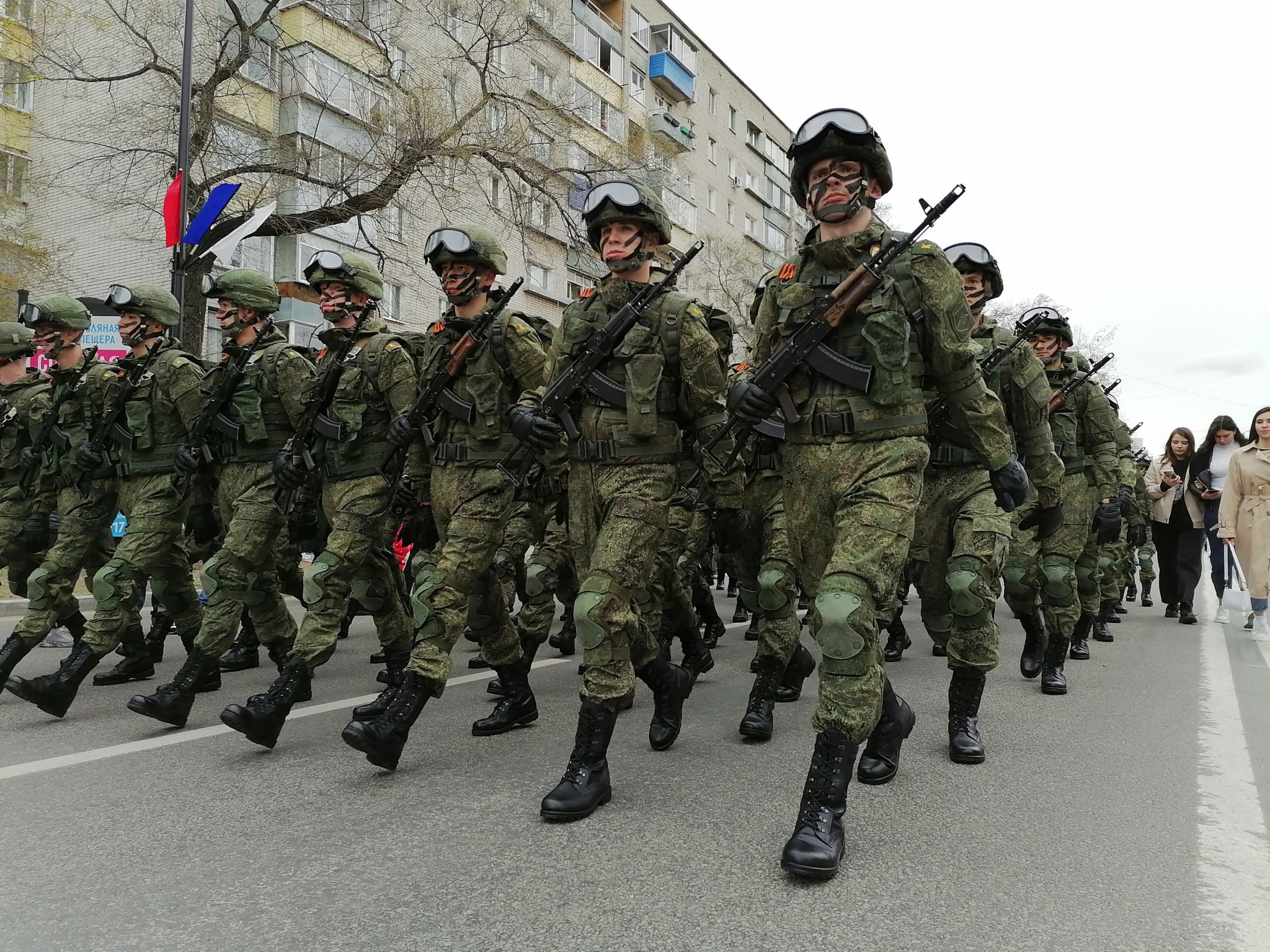 Дух русской армии поразил китайских студентов на параде в День Победы