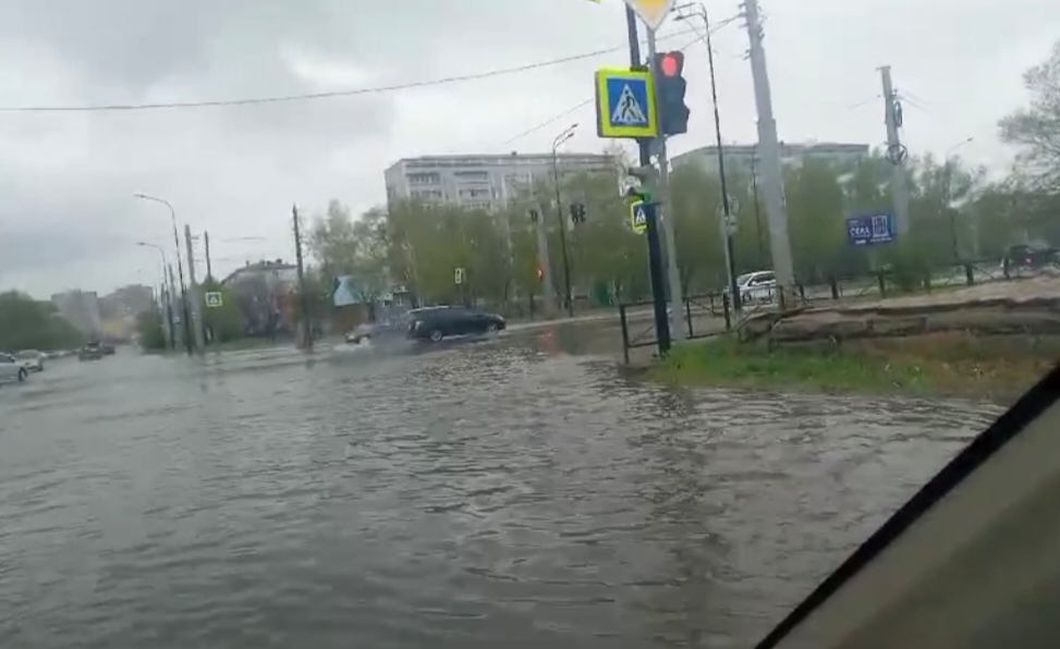 Улицы утонули, светофоры отключились после дождя в Благовещенске