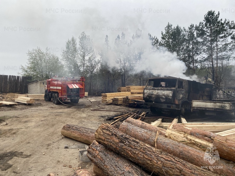 Сильный пожар с пилорамы перешел на лес в Амурской области