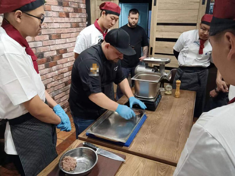 Поединок по приготовлению борща устроили для китайских студентов-поваров в Приамурье