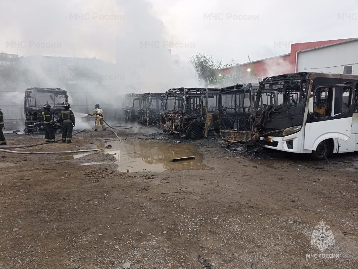 Городские автобусы сгорели во Владивостоке: возможен поджог