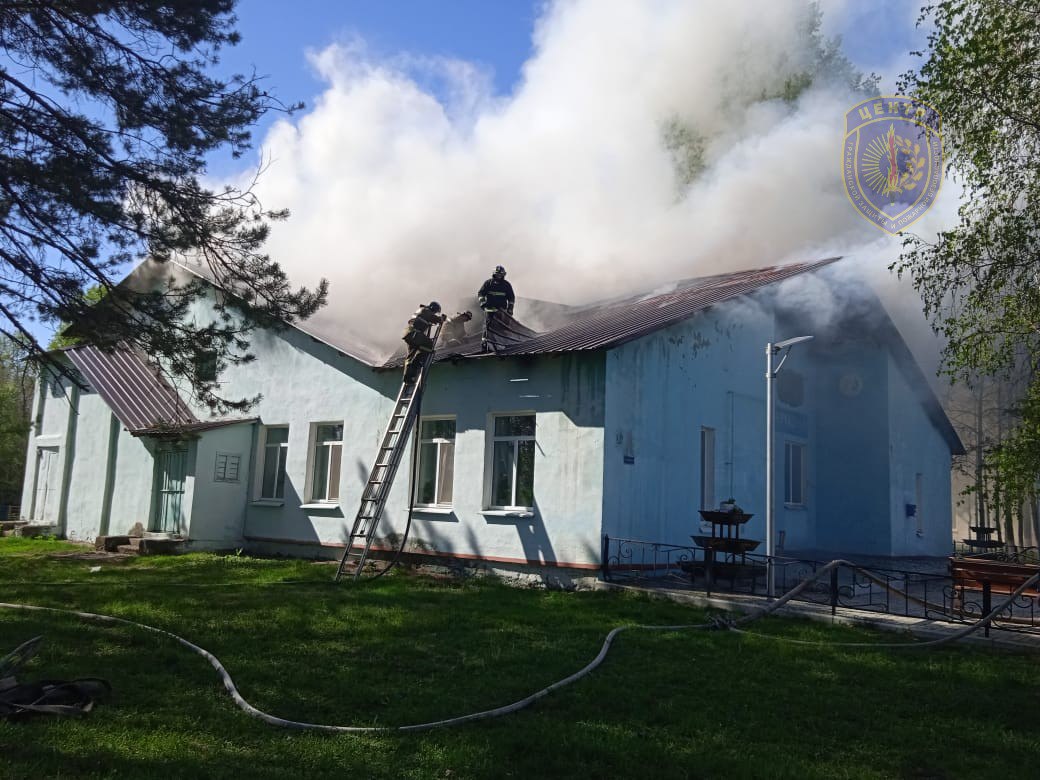 Пожар в амурском Доме культуры тушили 20 огнеборцев
