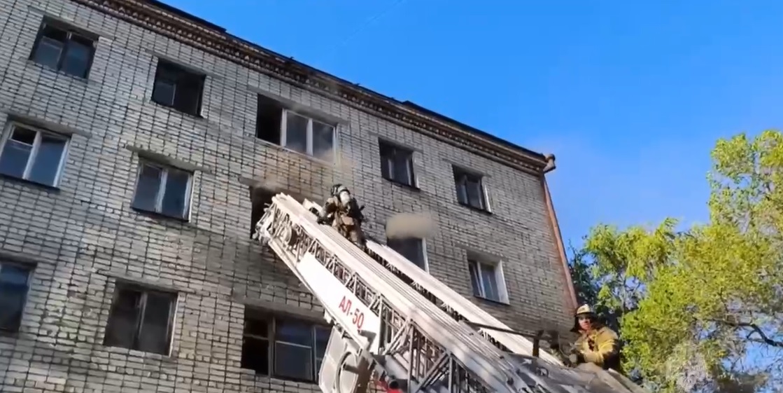 Три десятка жильцов спасли на пожаре в Благовещенске