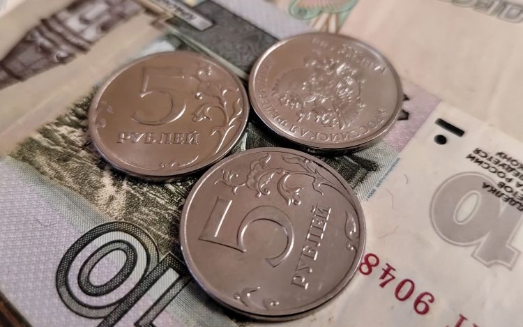 Монеты на бумажные деньги меняют российские банки 