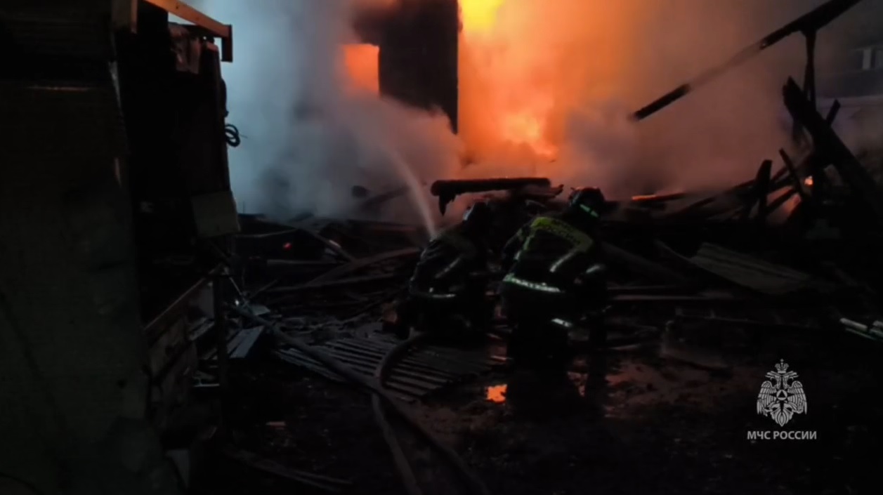 В Благовещенске в частном секторе огонь перекинулся на соседний участок