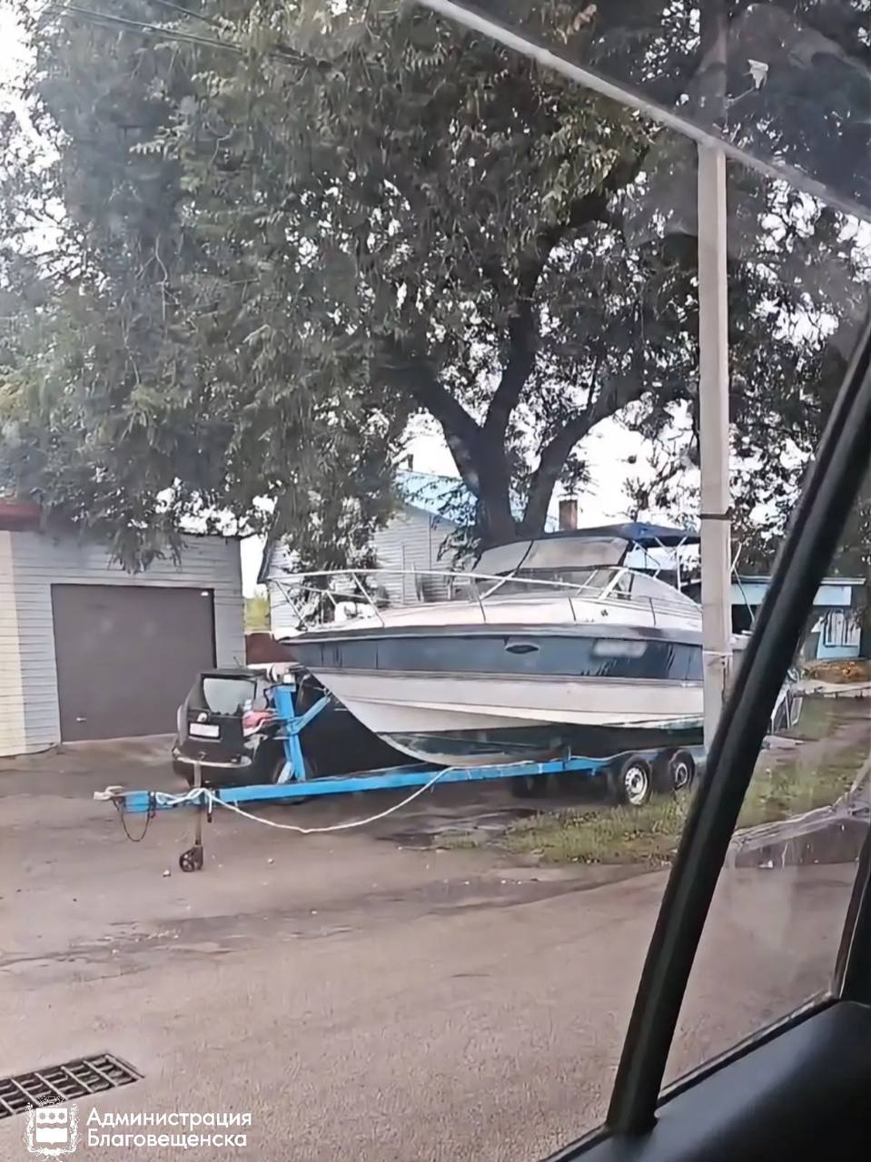 Амурчанин пришвартовал лодку на газоне