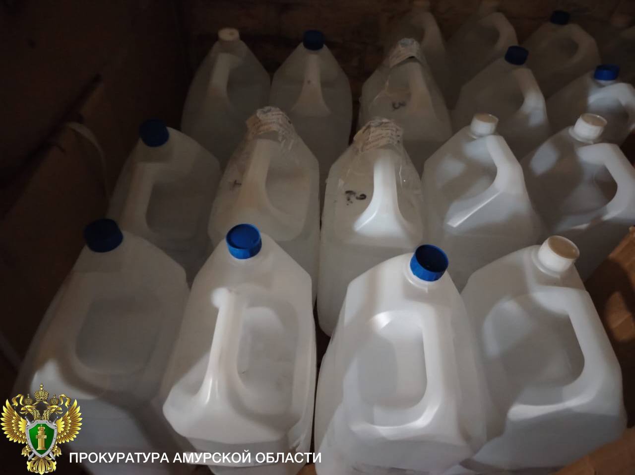 Полиция Приамурья нашла в гаражном массиве более 6 тысяч литров спирта