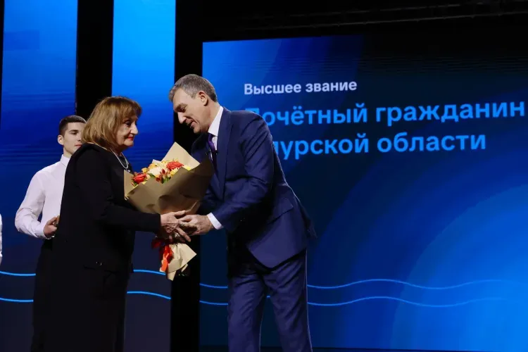 Известная народная артистка получила награду из рук губернатора Приамурья