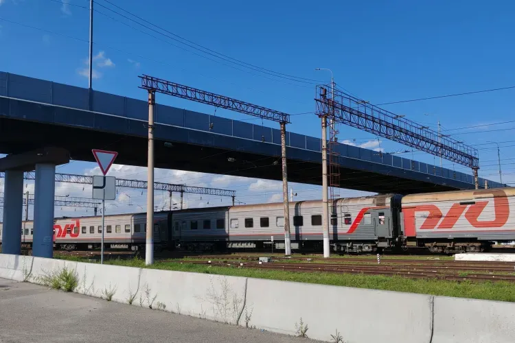 Подросток бросил шину на рельсы перед приближающимся поездом в Свободном