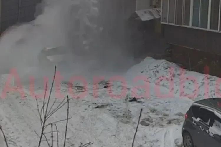 Снег упал с крыши и уничтожил автомобиль