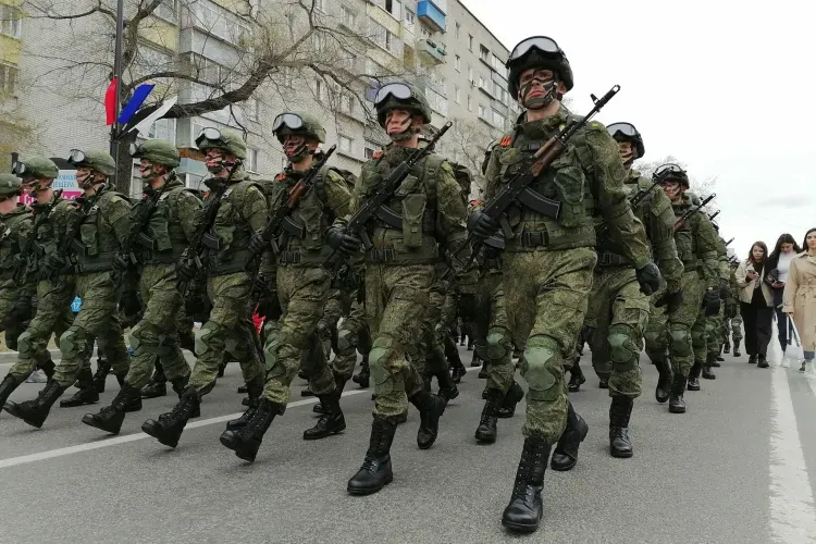 Выплату военнослужащим по контракту до 1 миллиона рублей увеличила Амурская область